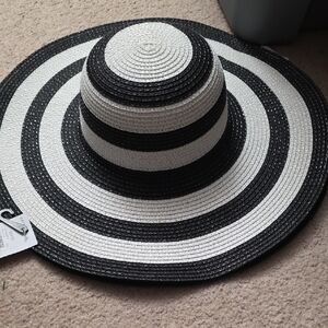 AKIRA Black and White Woven Hat